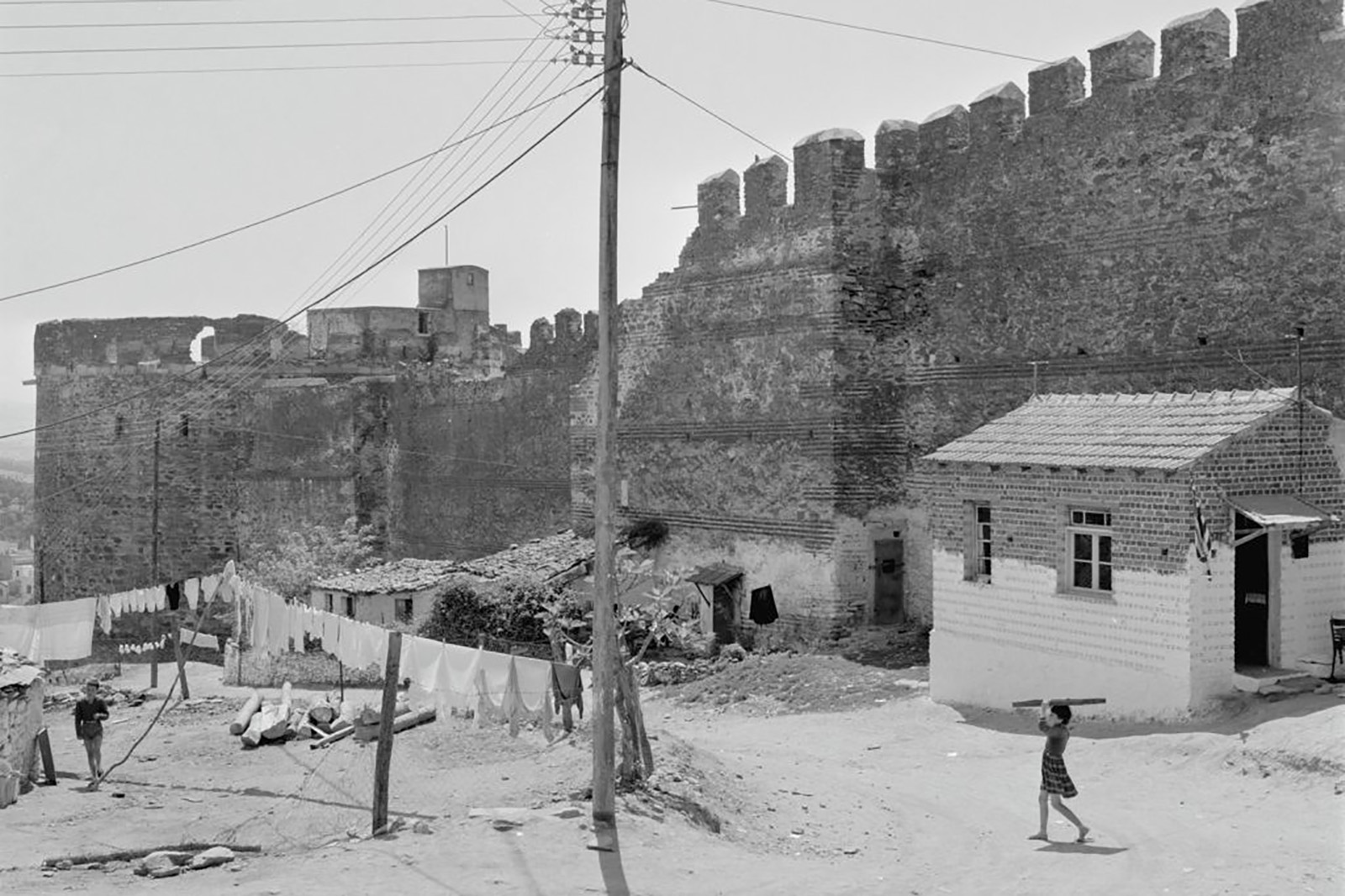 Κληρονομιά χωρίς Κοινότητα: Τα Καστρόπληκτα ως Τόποι Μνήμης και Σύγχρονης Κατοικίας