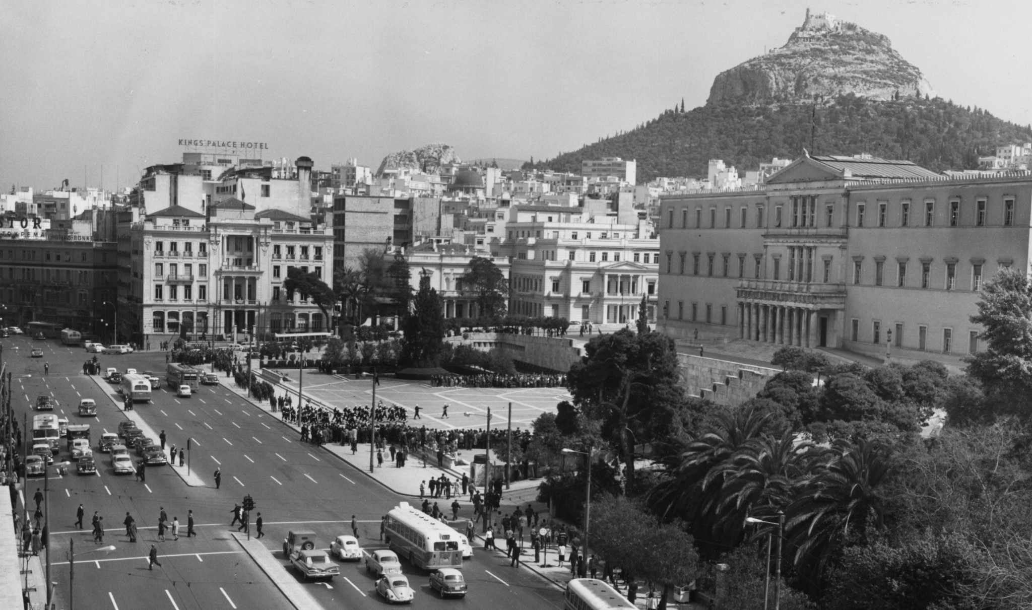 Αθήνα 1960–2025: Η πόλη ως διαρκές εργοτάξιο μνήμης, αντιπαροχής και μοντερνισμού
