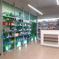Κατάστημα φαρμακείου με λιτές γραμμές και 3d printed κλωστρά