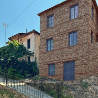 Επανάχρηση και Επέκταση τριώροφης κατοικίας